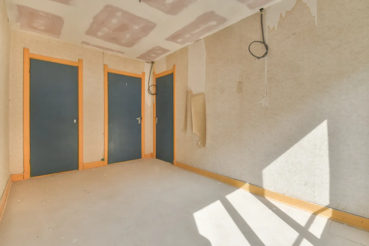 Room with peeling wallpaper ready for removal in Massachusetts